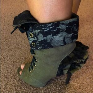 Betsey Johnson Lizzy Boots Size 8